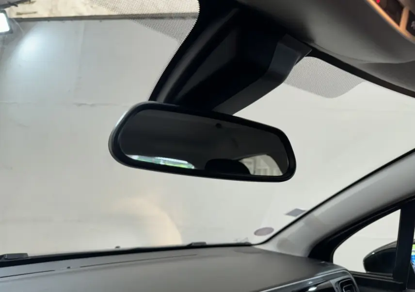 Vue intérieure du tableau de bord et du rétroviseur central d'une Citroën C3 gris foncé, version Shine Business 2020.