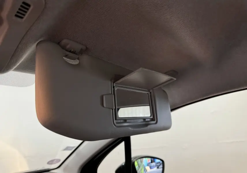 Détail du pare-soleil avec miroir intégré côté conducteur dans l’habitacle d’une Citroën C3 gris foncé 2020.