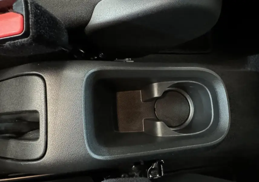 Gros plan sur le rangement central avant noir de la Citroën C3 PureTech 110 Shine Business 2020, intérieur sobre.