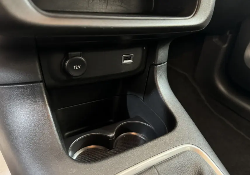 Gros plan sur la console centrale de la Citroën C3 2020 gris foncé, montrant prise 12V et port USB.