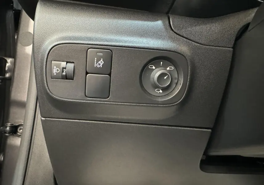 Vue rapprochée du panneau de commandes latéral gauche noir mat de la Citroën C3 PureTech 110 2020.