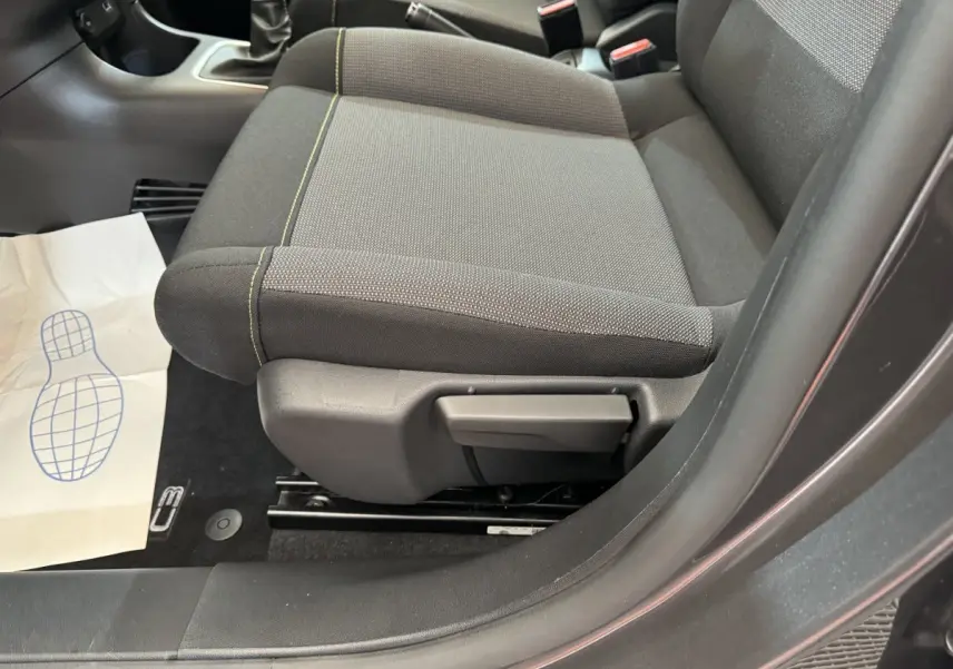 Vue intérieure côté conducteur du siège avant gris foncé avec coutures jaunes sur Citroën C3 2020.