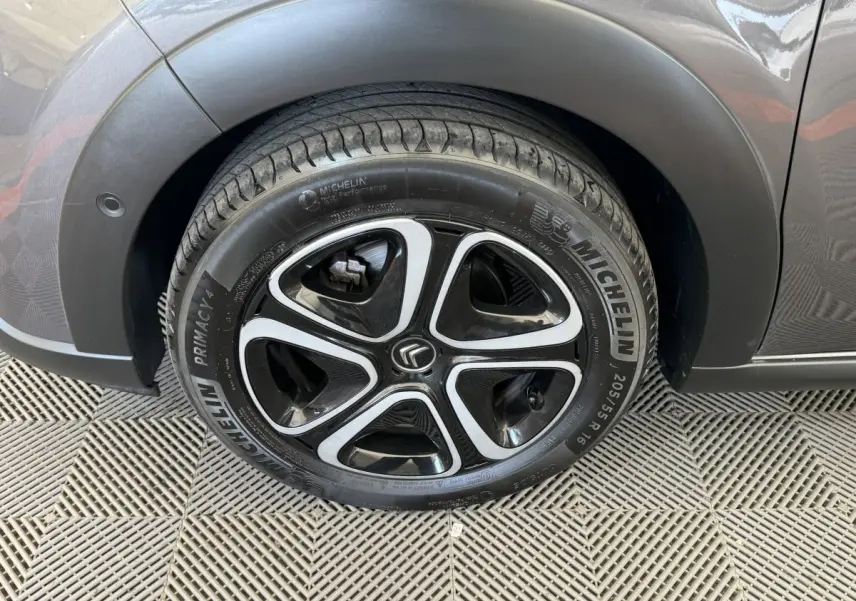Gros plan sur la roue avant gauche gris foncé d'une Citroën C3 avec jante alliage et pneu Michelin.