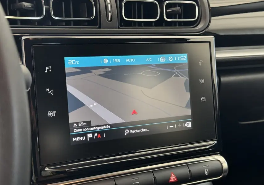 Écran tactile central affichant la navigation dans l’habitacle noir d’une Citroën C3 Shine Business 2020.