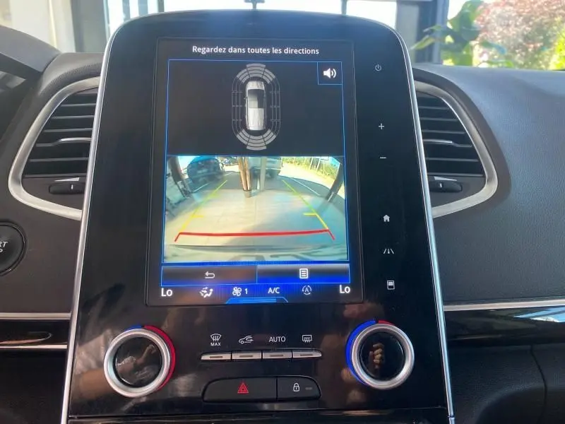 Écran tactile central du tableau de bord du Renault Espace V gris, affichant la caméra de recul et les capteurs de stationnement.