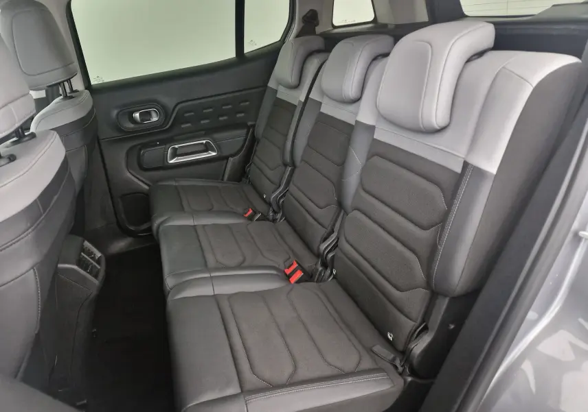 Vue intérieure côté droit des sièges arrière en cuir gris et noir du Citroën C5 Aircross 2024 gris Artense.