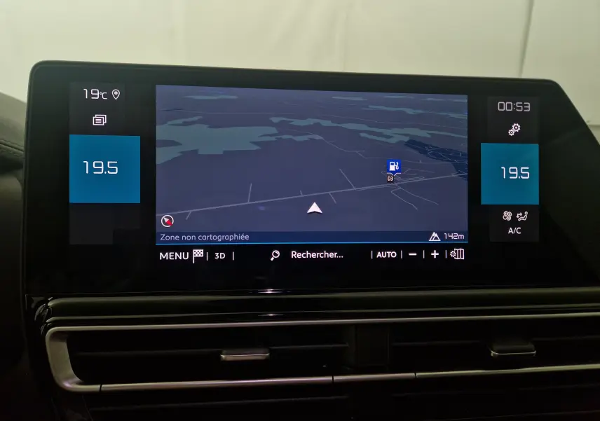 Écran central du tableau de bord du Citroën C5 Aircross 2024 affichant la navigation et la climatisation à 19,5°C.