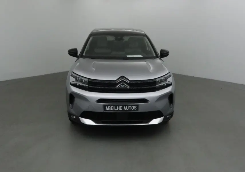 Vue frontale d'un Citroën C5 Aircross 2024 gris Artense avec calandre noire et plaque Abeilhe Autos.