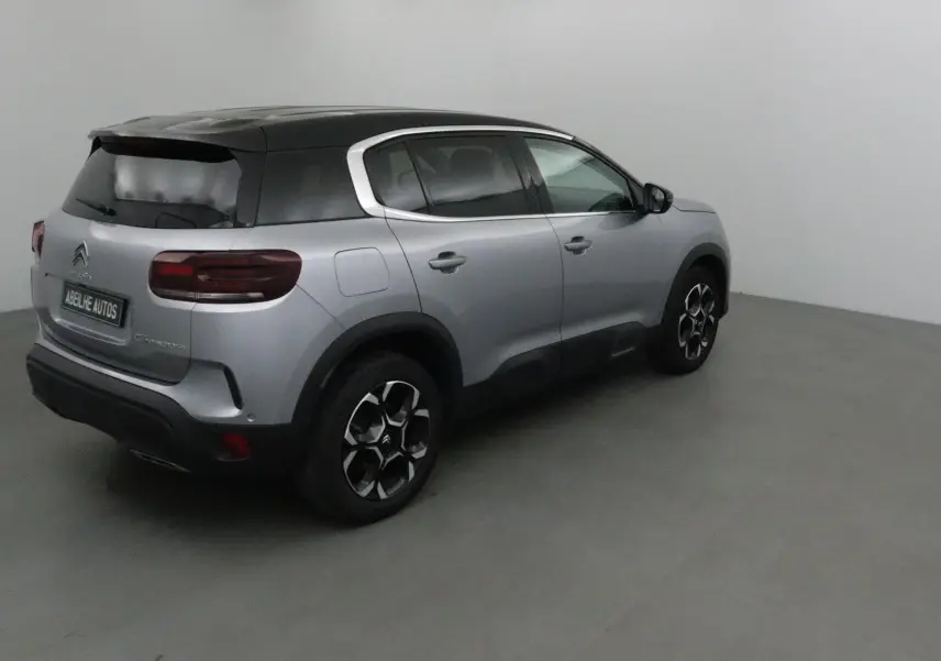 Citroën C5 Aircross gris Artense avec toit noir, vue 3/4 arrière côté droit, jantes originales noires et argentées.