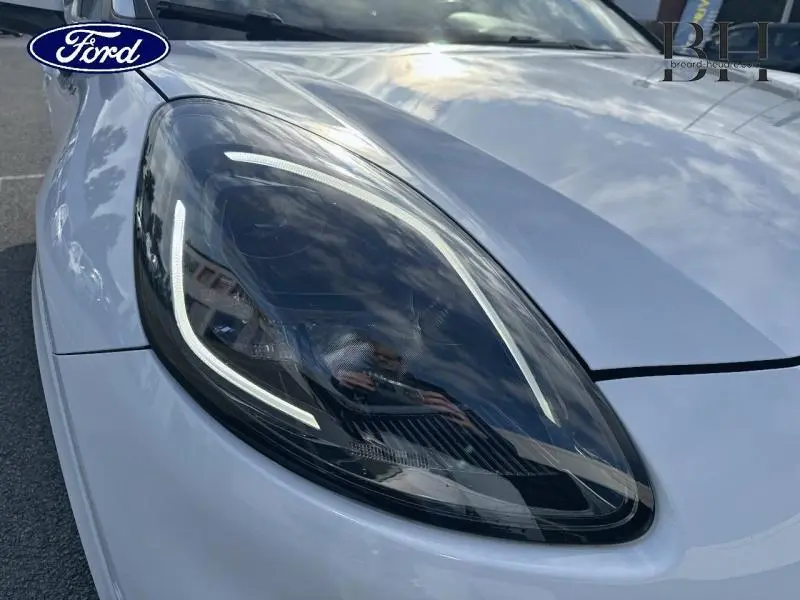 Gros plan sur le phare avant droit du Ford Puma blanc Glacier 2022, mettant en valeur son design LED moderne.