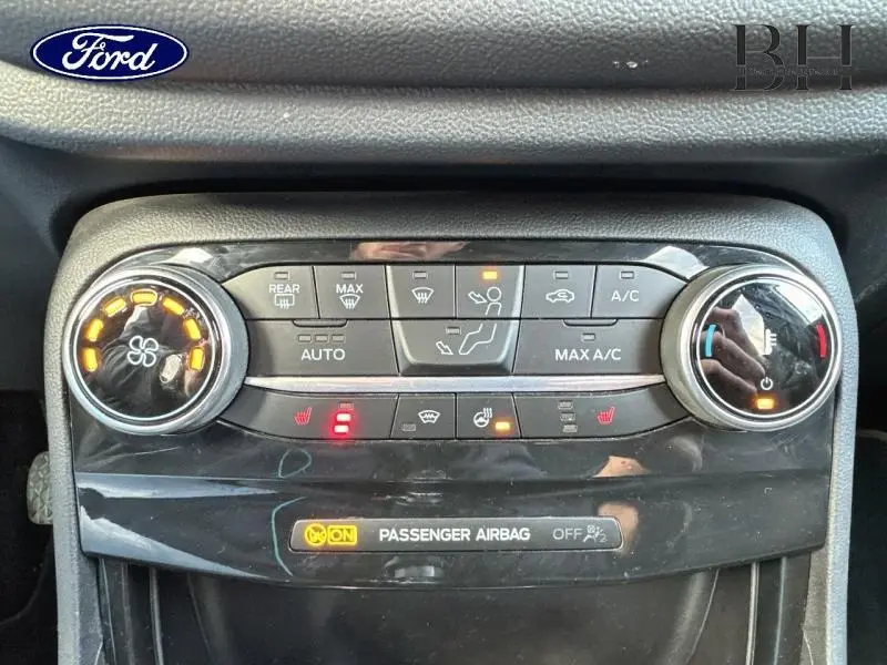 Panneau de commande de climatisation du Ford Puma blanc, avec réglages chauffants et ventilation activés.