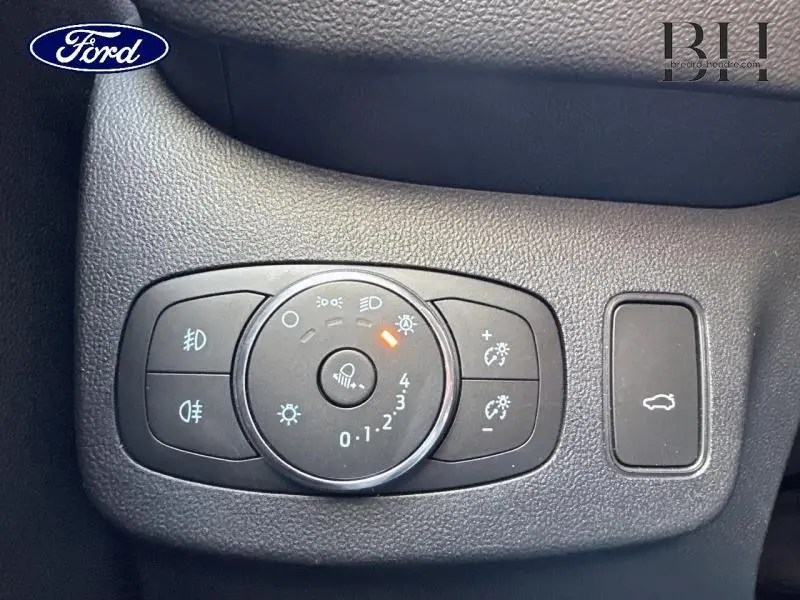 Gros plan sur les commandes d'éclairage et le bouton de hayon électrique d'une Ford Puma blanche Glacier 2022.