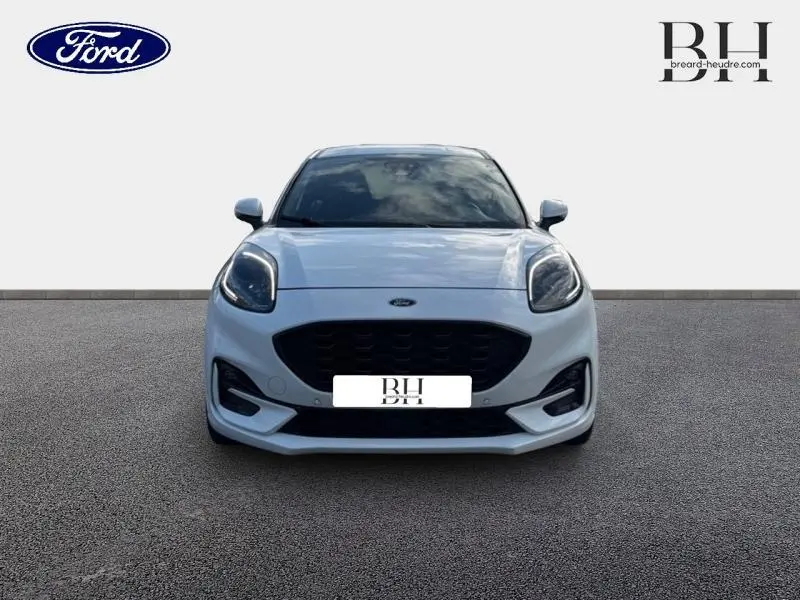Vue frontale d'une Ford Puma blanc glacier avec calandre noire et phares LED distinctifs.