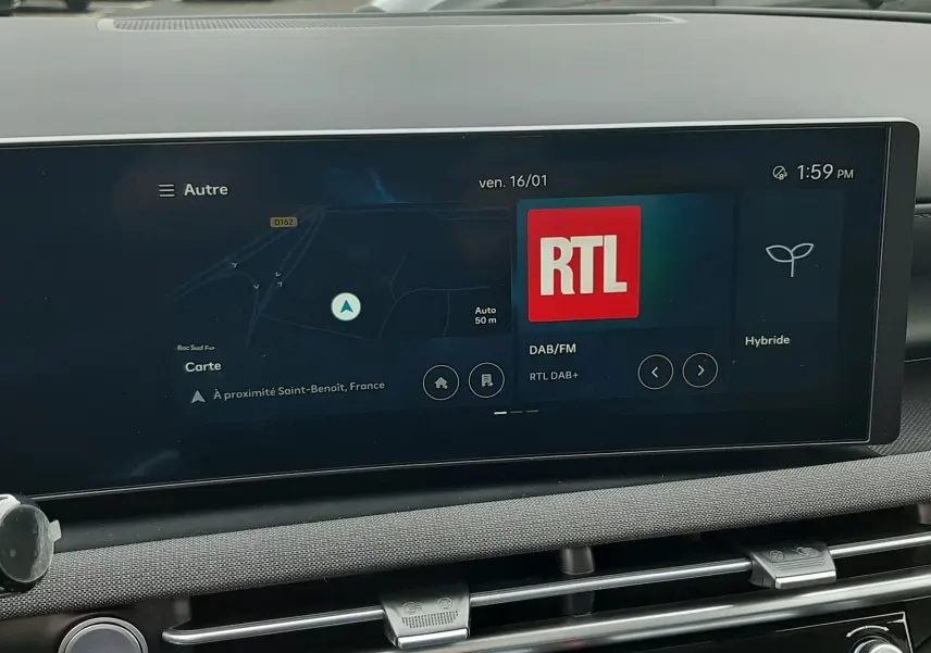 Vue intérieure du tableau de bord du Hyundai Tucson 2025, écran tactile affichant navigation et radio RTL.