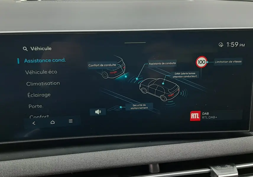 Écran tactile intérieur du Hyundai Tucson 2025 montrant les assistants de conduite et la limitation de vitesse, ambiance moderne.