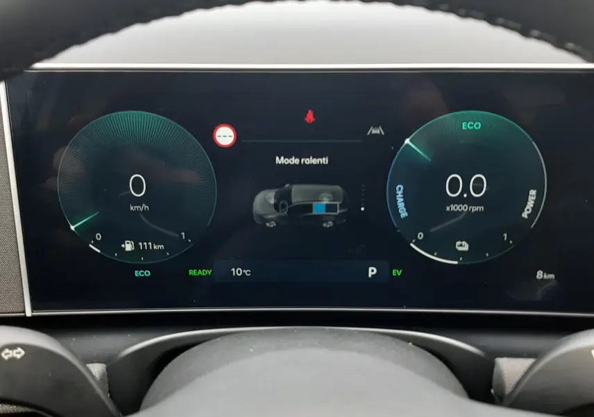 Vue rapprochée du tableau de bord numérique du Hyundai Tucson 2025, affichage mode ralenti et indicateurs ECO.
