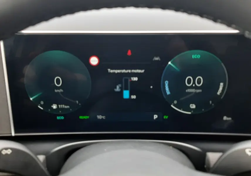 Vue rapprochée du tableau de bord numérique du Hyundai Tucson 2025, affichant la vitesse, régime et température moteur.