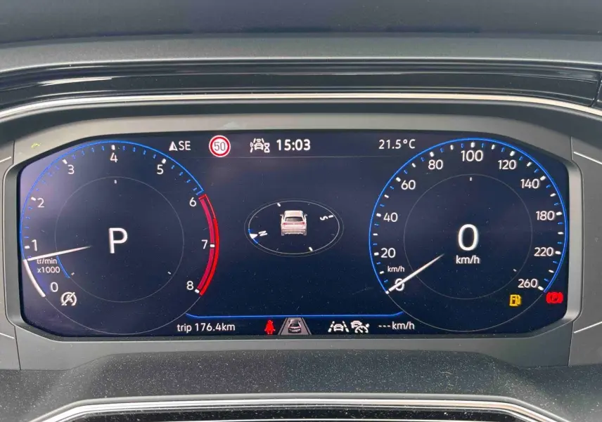 Combiné d'instruments digital du Volkswagen Taigo 2025 affichant vitesse, régime moteur et alertes au tableau de bord.