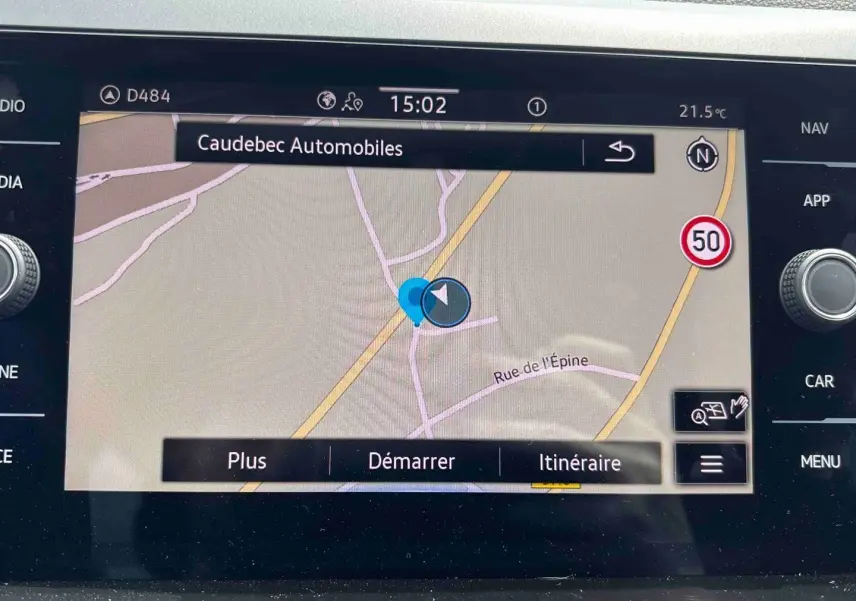 Écran tactile du système de navigation du Volkswagen Taigo blanc, affichant une carte et options d’itinéraire.