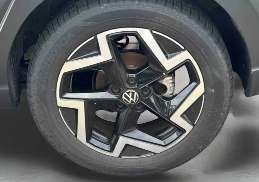 Gros plan sur la jante alliage noir et argentée de 17 pouces avec logo Volkswagen au centre, montée sur un pneu Hankook.