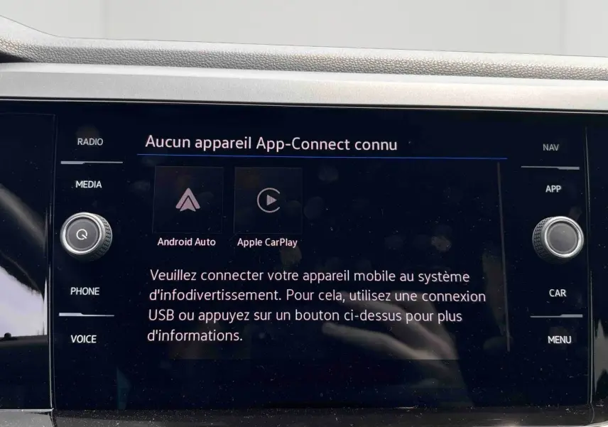 Écran tactile central du Volkswagen Taigo affichant le message de connexion App-Connect sans appareil mobile connecté.