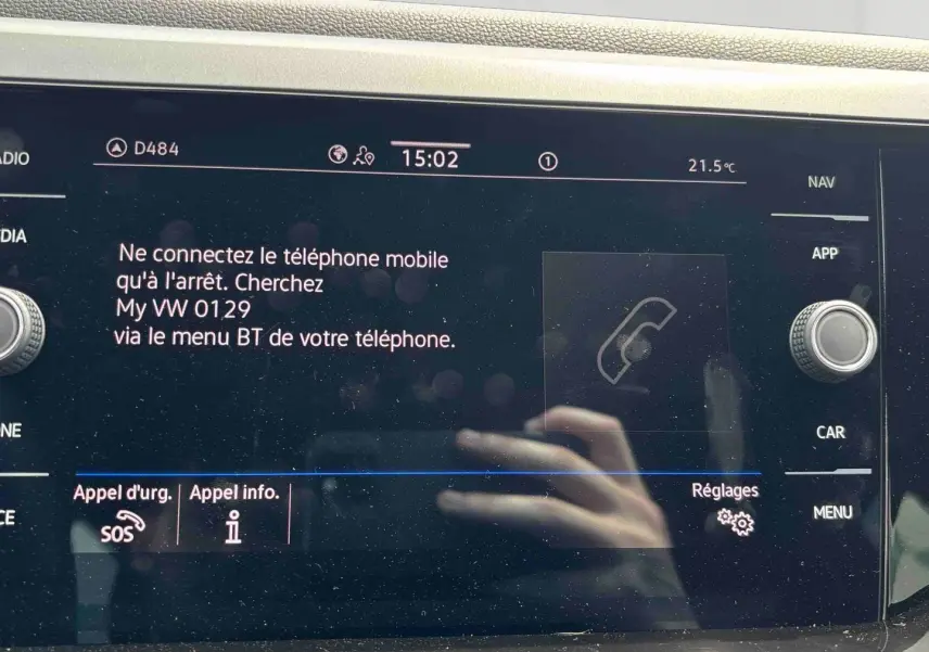 Vue de face du Volkswagen Taigo blanc 2025 avec calandre R-Line et jantes alliage 17 pouces Coventry.
