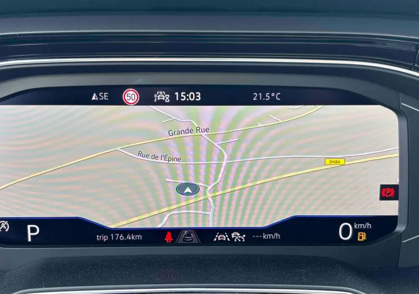 Affichage numérique du combiné d'instruments du Volkswagen Taigo blanc, vue rapprochée sur l'écran de navigation.