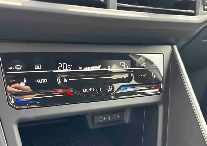 Détail de la console centrale tactile du Volkswagen Taigo blanc, affichant la climatisation automatique bi-zone.