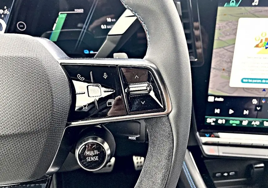 Gros plan sur le volant gris avec commandes multifonctions et écran tactile du tableau de bord du Renault Austral 2026.