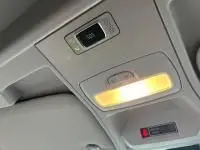 Plafonnier intérieur allumé avec commande et détecteur dans un Renault Express Van gris 2021