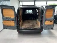 Renault Express Van gris vu de l'arrière avec portes ouvertes montrant l'espace de chargement et cloison vitrée.