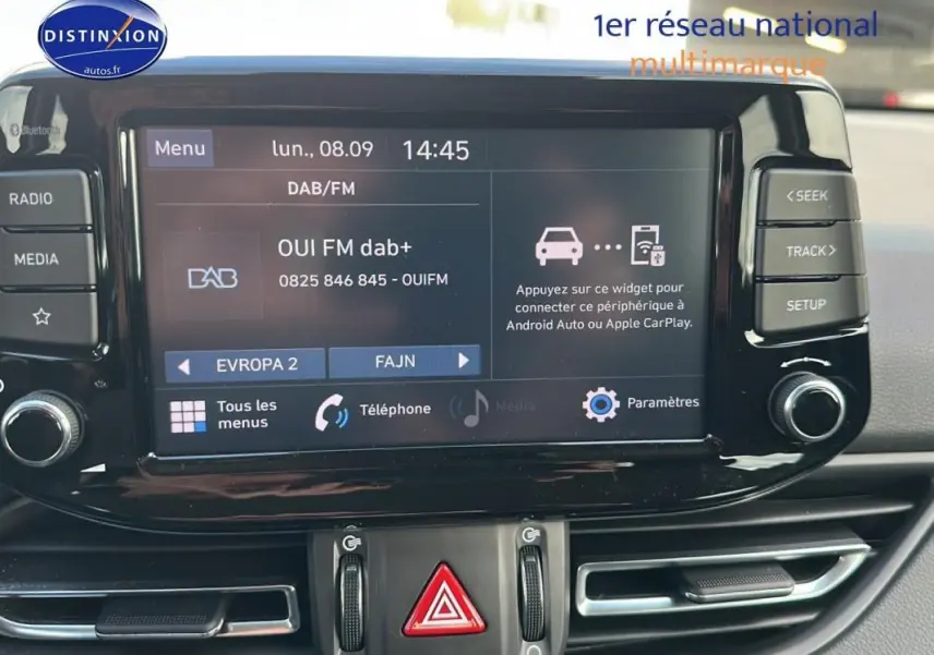 Tableau de bord de Hyundai i30 SW gris clair 2022 avec écran tactile multimédia et commandes autour visibles de face