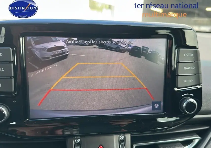 Écran de caméra de recul dans une Hyundai i30 SW gris clair, vue intérieure du tableau de bord moderne.