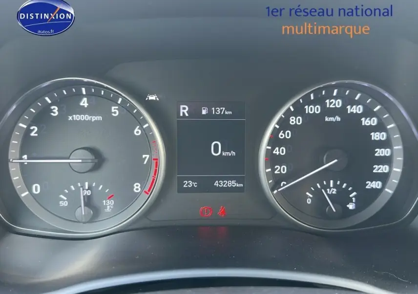 Tableau de bord de la Hyundai i30 SW 2022 montrant compte-tours, vitesse, température et écran central digital.