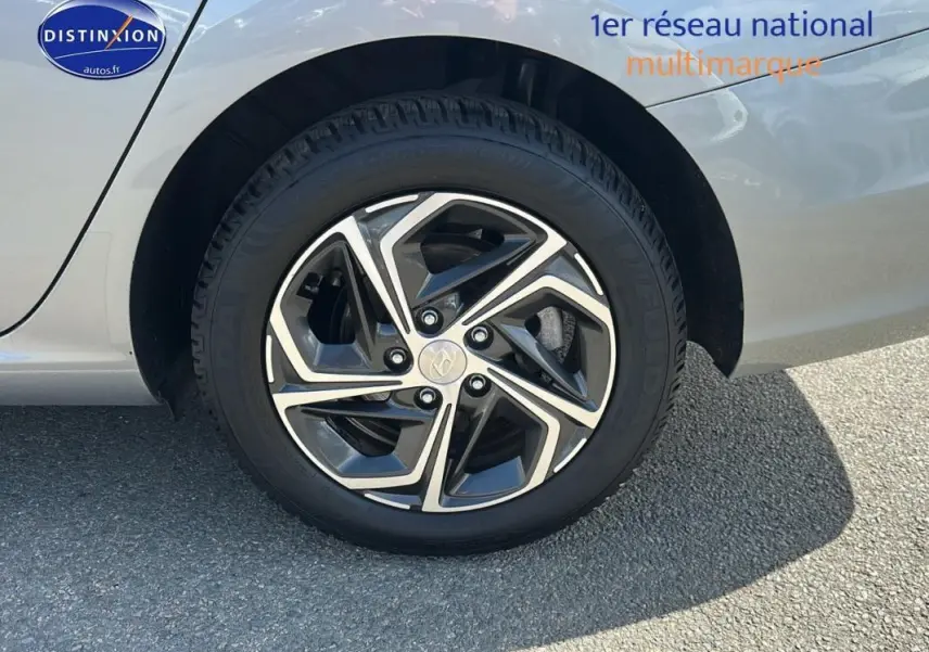 Gros plan sur la jante alliage 17 pouces gris clair d'une Hyundai i30 SW 2022, mettant en valeur le design moderne.