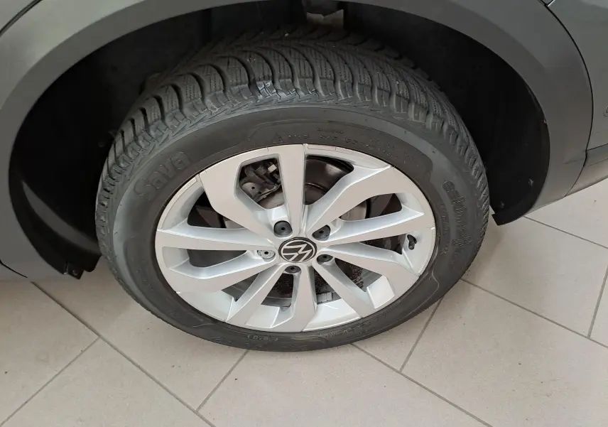 Gros plan sur la jante alliage 17'' Johannesburg argentée du Volkswagen T-Roc gris Indium côté avant droit.