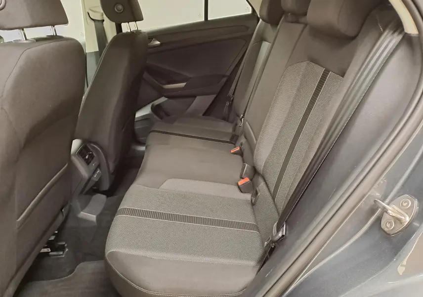 Vue intérieure côté droit des sièges arrière en tissu gris du Volkswagen T-Roc 1.5 TSI 150 DSG7 LIFE 2024.