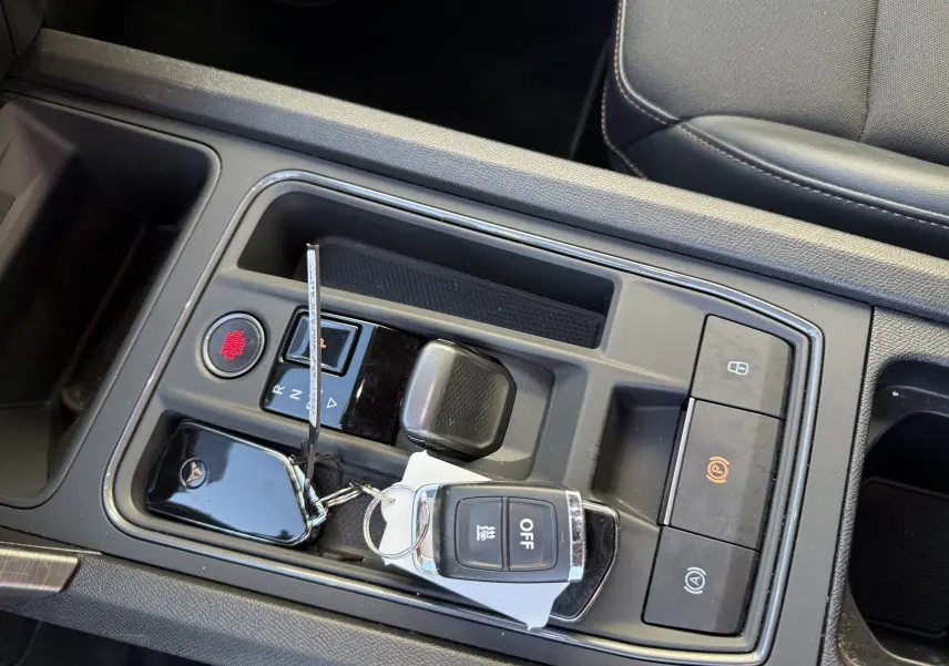 Gros plan sur la console centrale noire du CUPRA Formentor 2023, avec clé et commandes de boîte auto visibles.