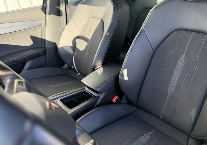 Vue rapprochée des sièges avant en cuir noir avec surpiqûres blanches du CUPRA Formentor 2.0 TDI 2023.