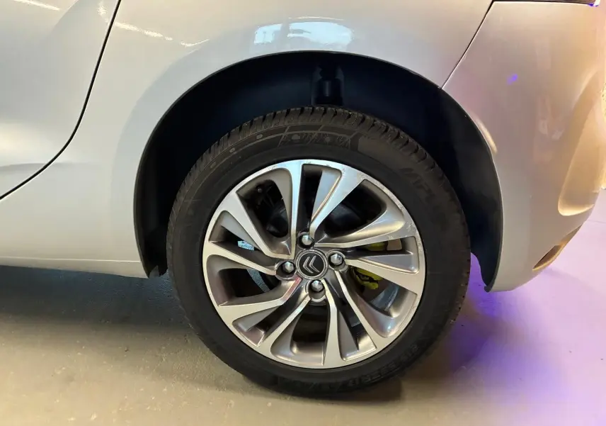 Gros plan sur la roue arrière droite gris métallisé d'une DS4 2014, mettant en valeur la jante alliage au design moderne.