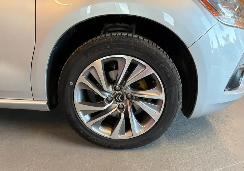 Gros plan sur la roue avant droite grise d'une DS4 2014 avec jante alliage et logo Citroën central.