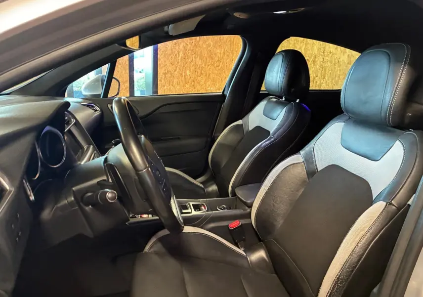 Intérieur de la DS4 gris, vue côté conducteur, sièges tissu gris et noir avec surpiqûres blanches.