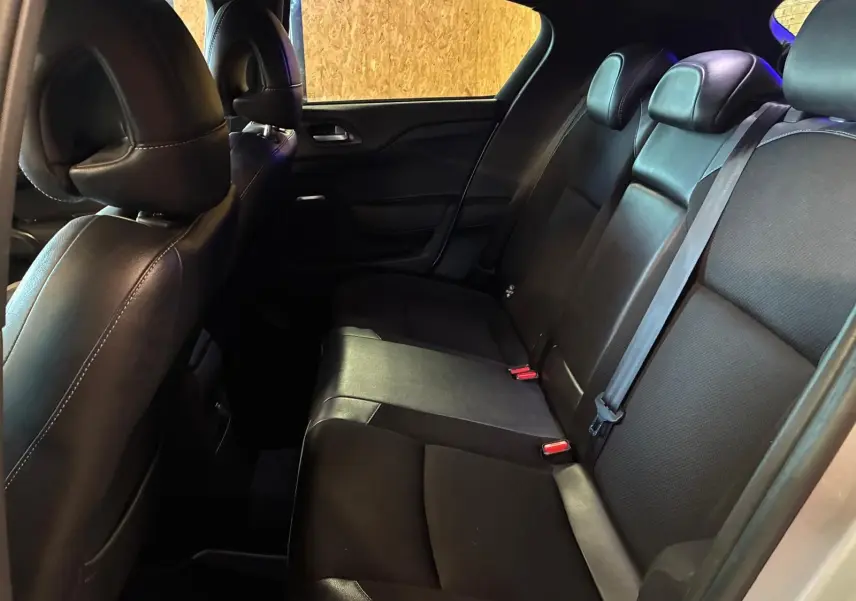 Vue intérieure côté droit des sièges arrière en tissu gris noir du DS4 gris diesel de 2014, avec ceintures de sécurité visibles.