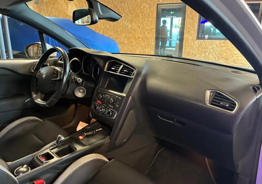 Vue intérieure côté conducteur du tableau de bord gris noir et console centrale de la DS4 1.6 HDI 115 diesel de 2014.