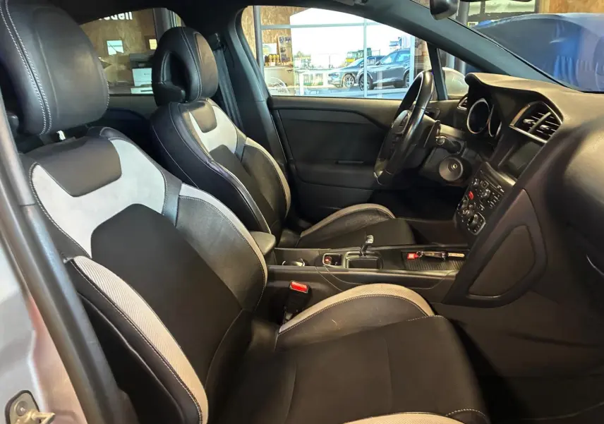 Vue intérieure côté droit de la DS4 2014, sièges tissu gris et noir avec console centrale et tableau de bord visibles.