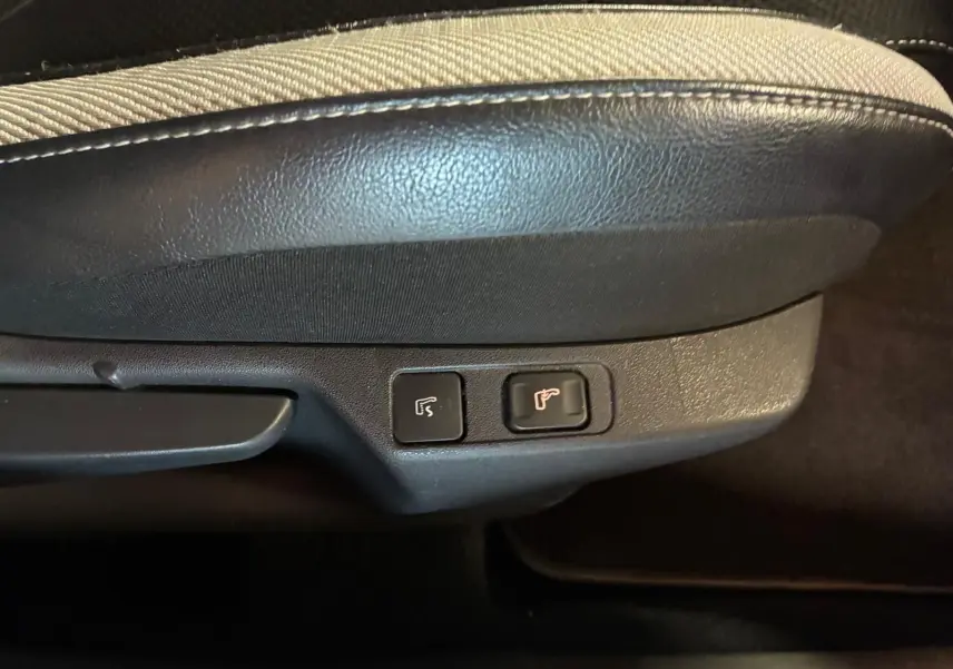 Gros plan sur les commandes de réglage électrique du siège avant en tissu gris noir d'une DS4 2014.