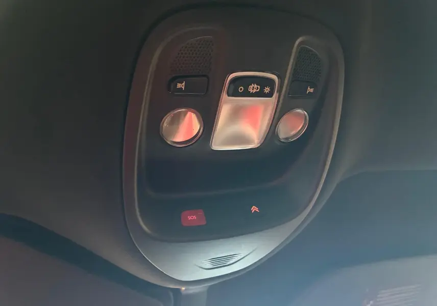 Vue en gros plan du plafonnier intérieur avec commandes d’éclairage et bouton SOS d’une DS4 gris 2014.