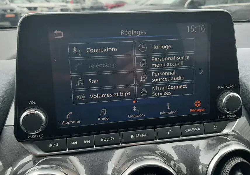 Écran tactile central du Nissan Juke gris 2020 affichant le menu Réglages avec commandes audio et connectivité.