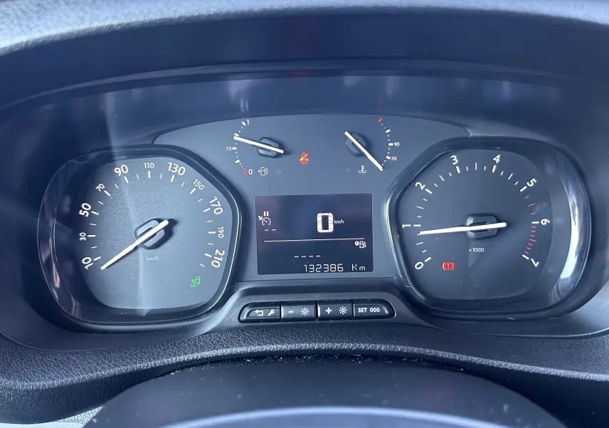 Vue rapprochée du tableau de bord du Citroën Jumpy 2017, affichant le compteur et le kilométrage à 132386 km.
