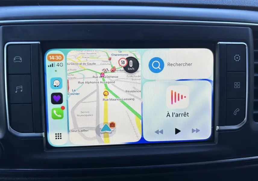 Écran tactile central du tableau de bord du Citroën Jumpy 2017 affichant navigation et lecteur multimédia.